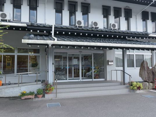 和風デザインの施設エントランス