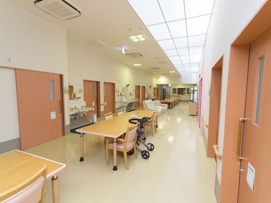 共有スペースの明るい廊下