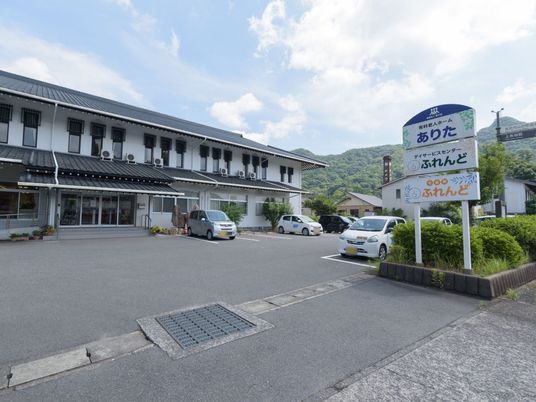 清潔な外観の施設エントランス