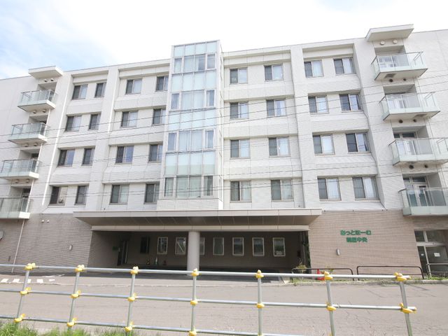 清潔感のある施設の外観 外観 広々とした建物は明るく開放的な印象を与え、新しい職場として魅力的です。窓からは日差しがたっぷりと入り、快適な環境が期待できます。