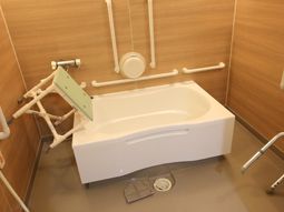 バリアフリー設計の浴室