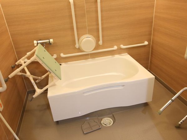 バリアフリー設計の浴室