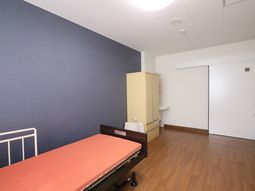 シンプルな居室の一角