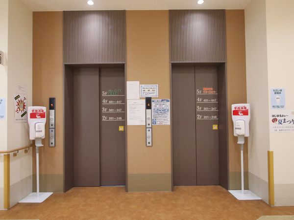 手指消毒スタンドとエレベーター