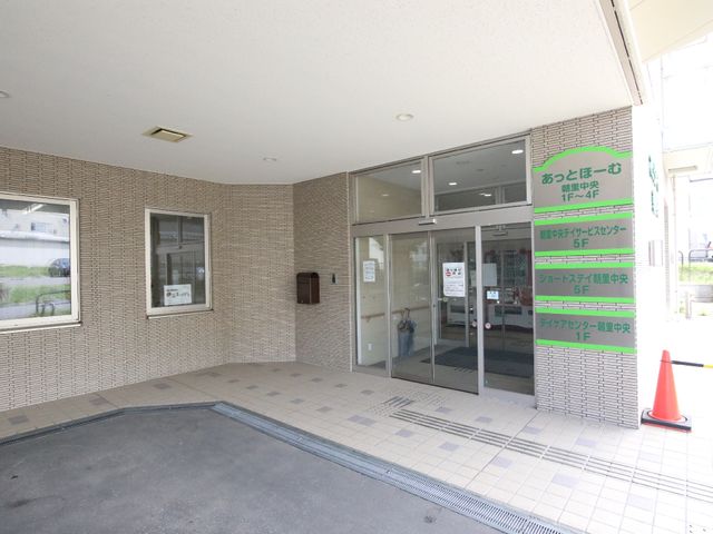 入り口が広々とした建物 エントランス 清潔感のある明るいエントランスが、利用者様の快適な生活をお迎えします。利用者様の安全と利便性に配慮した造りです。