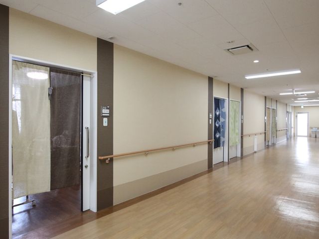 廊下と部屋の入口 廊下 きれいに整備された広い廊下は、移動がしやすい設計になっており、安全に配慮されています。