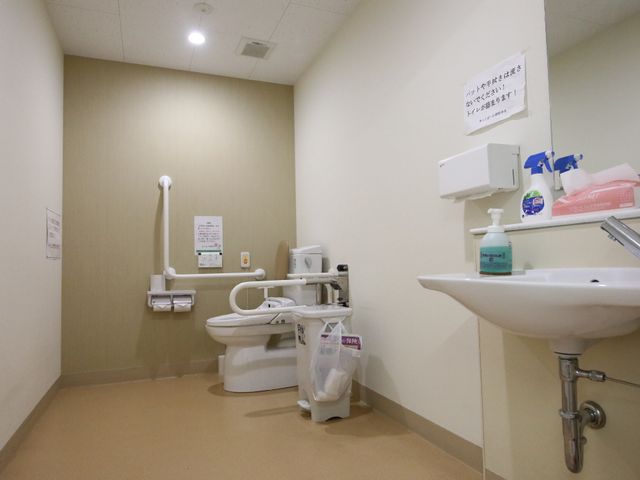 バリアフリー設計のトイレ トイレ 手すりの付いた明るいトイレです。利用者の安全と自立を支える設計がされており、働きやすい環境が整っています。