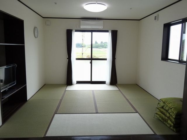 和室 和室   畳敷きの落ち着いた和室です。大きな窓から外の景色が見え、くつろぎやすい空間になっています。