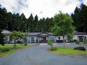 緑に囲まれた外観  