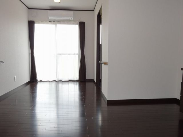 明るい居室 居室   大きな窓から光が入り、床の木目が映えるすっきりとした居室です。働く場としても、落ち着いた空間づくりが伝わります。