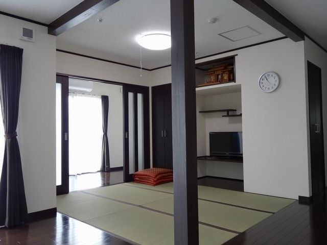和室の居室 和室   落ち着いた畳敷きの居室で、奥には収納とテレビ台が備わっています。明るい出入口があり、くつろぎやすい雰囲気です。