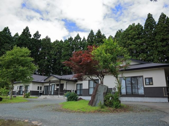 緑に囲まれた外観 外観   木々に囲まれた平屋づくりで、落ち着いた雰囲気の外観です。出入口までの通路もゆとりがあり、静かな環境で働きたい方に向いています。