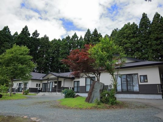 木々に囲まれた外観  