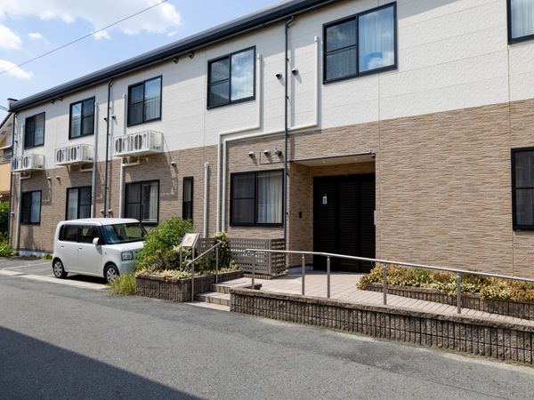 白い外壁の建物外観