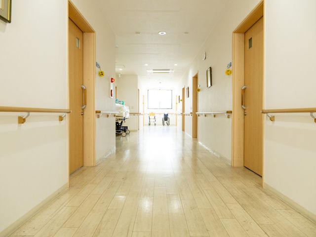 広くて明るい廊下 廊下 広々とした廊下はバリアフリー設計で、手すりも整備されており、安心して歩行できる環境が提供されています。