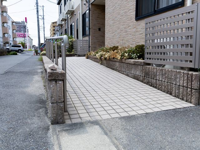 バリアフリースロープ入口 エントランス ゆるやかなスロープが設けられたエントランス。車椅子でも安心してアクセスできる設計です。
