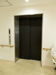 広々としたエレベーター