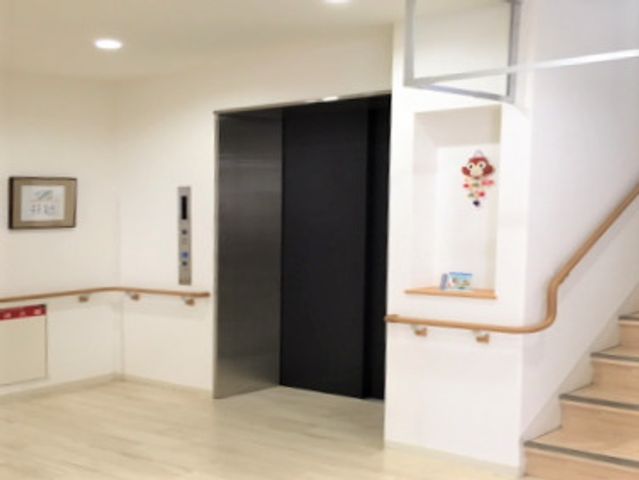 明るいエレベーター前空間