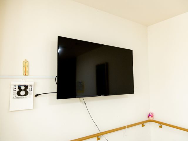 壁掛けテレビとカレンダー