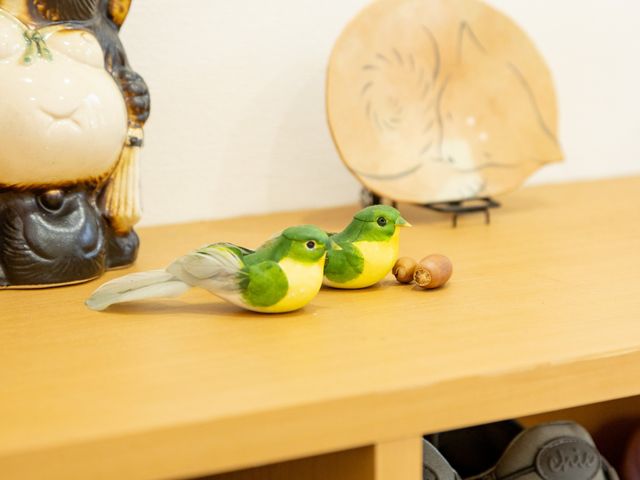 温かみのある装飾小物 リビング 手作り感の漂う小鳥の飾りが置かれた棚は、訪れる人々に穏やかな時間を提供しています。