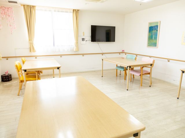 居心地の良いダイニングルーム ダイニングルーム ゆったりとしたダイニングルームです。窓からの自然光が明るい食事の時間を提供します。