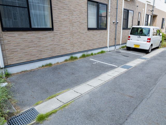 バリアフリーの外観 外観 ゆったりとしたスペースの駐車場が確保され、安心してお越しいただける外観です。