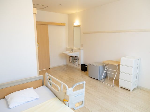 快適な居室 居室 ゆったりとした空間の居室です。シンプルな家具や床の明るい色合いが、温もりを感じさせます。