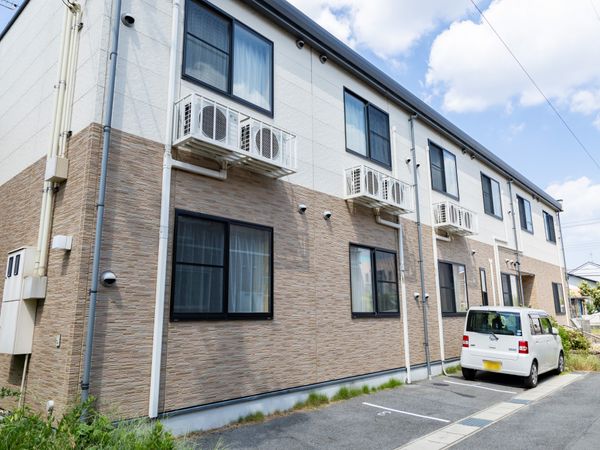 明るい外観の建物