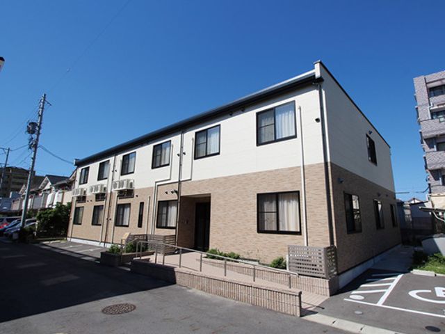 日中の明るい外観 外観 ゆとりある広々とした敷地に建つ、清潔感のある建物です。陽光が差し込む環境で、心地良い就業空間を提供しています。