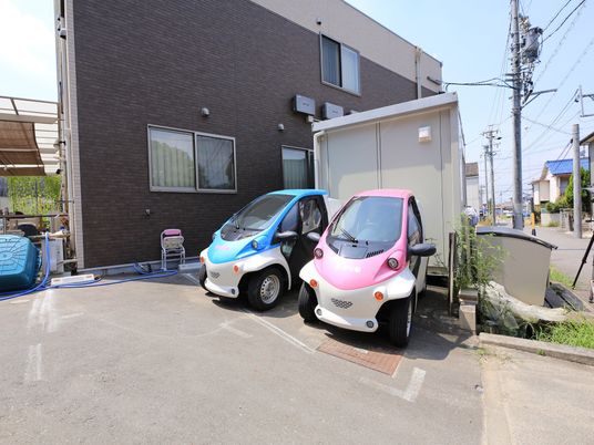 施設の外観と車