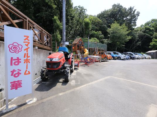 看板と駐車場の景色