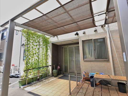 テラス席と緑が心地よいエントランス