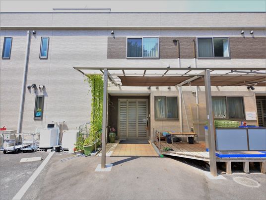 清潔感ある建物のエントランス
