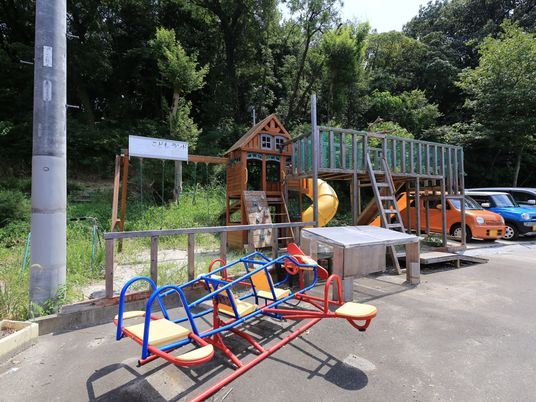 中庭の遊具と車