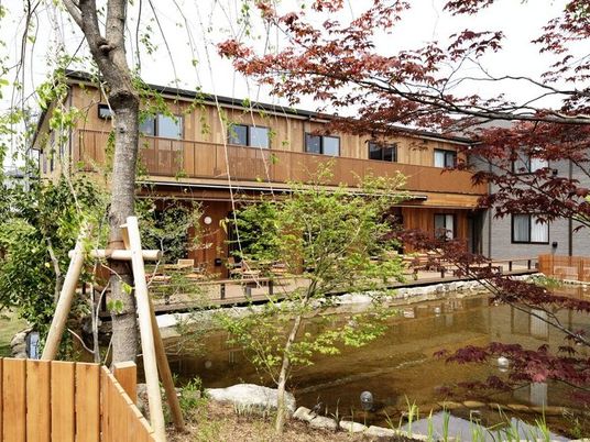 庭と木造建物の外観  