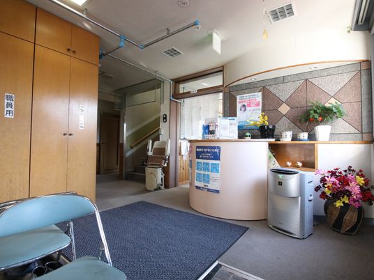 受付カウンターと椅子