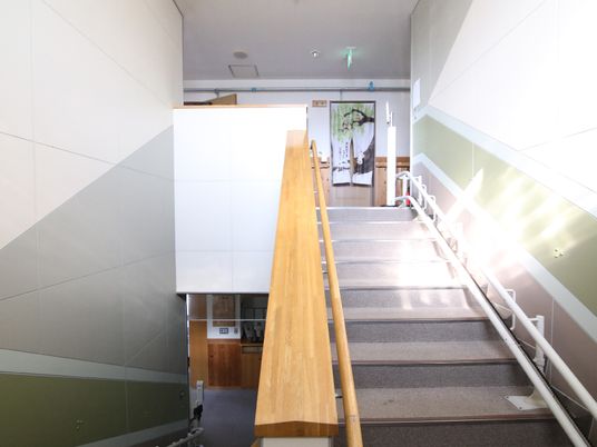 手摺り付き階段の廊下