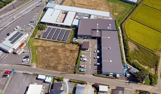 静かな田園に佇む施設