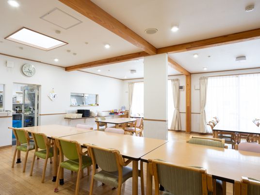 木目調の明るい食堂