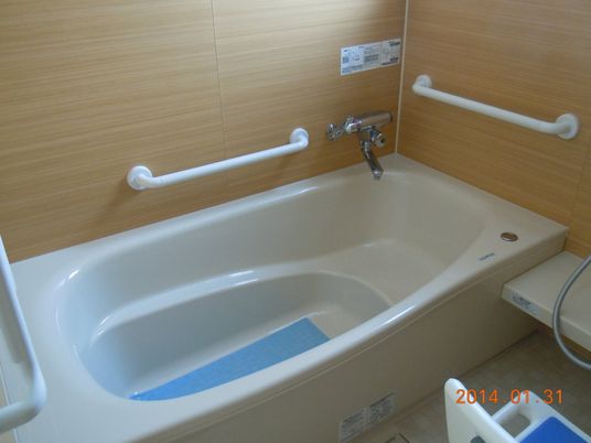 安全な浴槽の浴室