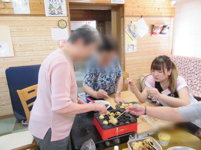 タコ焼き作りの風景