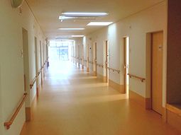 明るい廊下と安全手すり