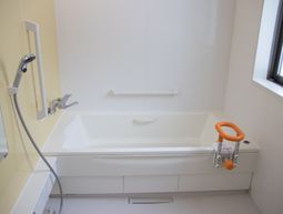 清潔なバリアフリー浴室