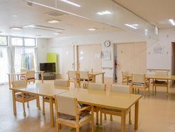 明るい食堂の様子