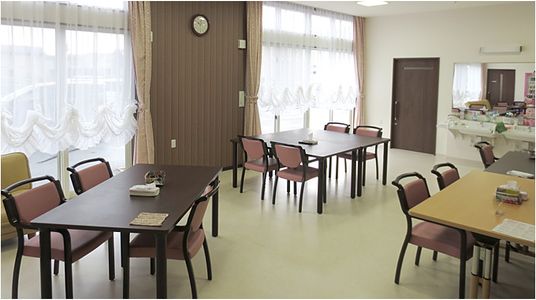 笑顔のスタッフ中庭で