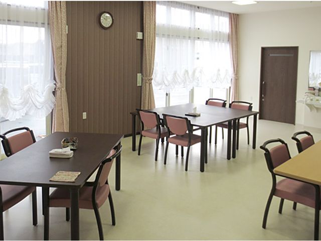 笑顔のスタッフ中庭で 中庭 温かな笑顔でご利用者様のそばに寄り添える、やりがいのある環境に参加しませんか。