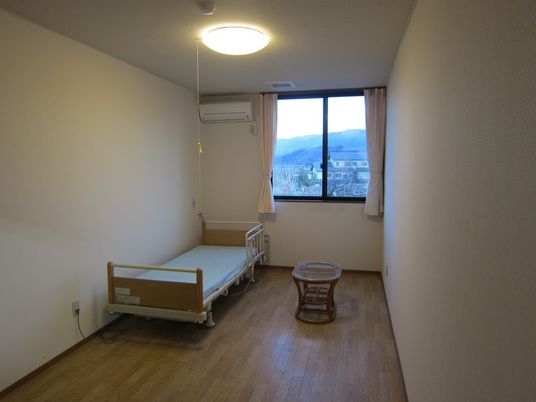 窓際の居室  