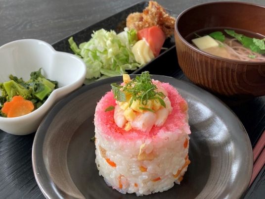 カラフルな料理の盛り付け