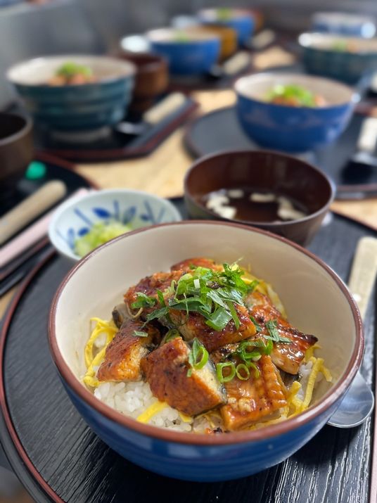 手前に並ぶ美味しそうな食事