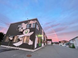 夕暮れ時の施設外観